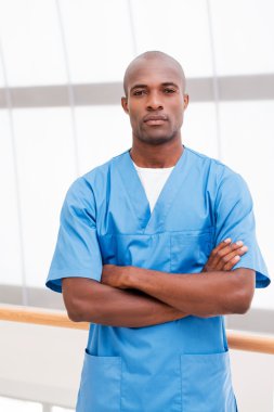 Kendine güvenen genç Afrikalı doktor