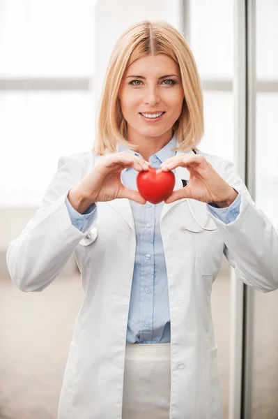 Vrouwelijke arts bedrijf hart — Stockfoto