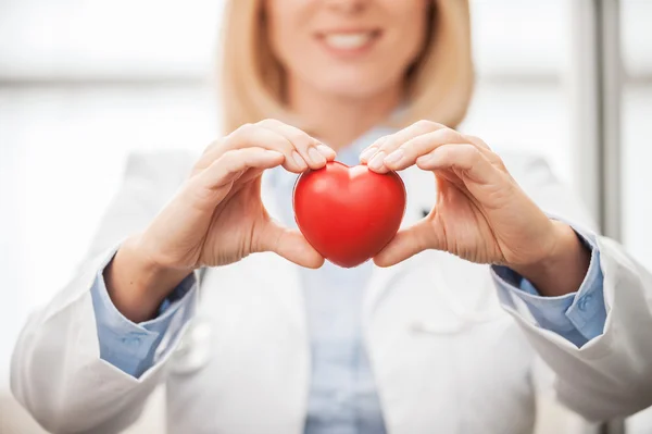 Médico femenino sosteniendo corazón — Foto de Stock