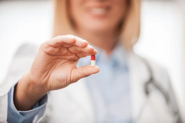 Female doctor holding pill — Stock Photo, Image