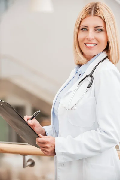 Doctor making notes. — Stock Photo, Image