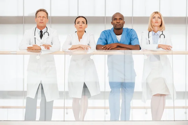 Selbstbewusstes Team medizinischer Experten. — Stockfoto