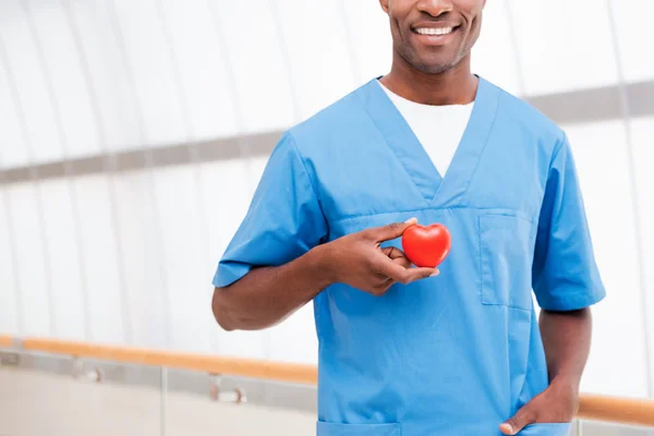 Африканский врач держит сердечный реквизит — стоковое фото