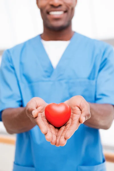 Africano médico segurando suporte do coração — Fotografia de Stock