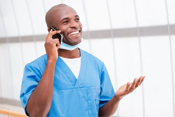 Africké doktor mluví na mobilním telefonu — Stock fotografie