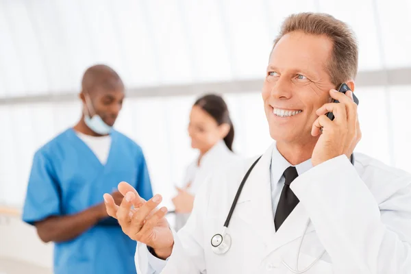 Glada läkare på telefon. — Stockfoto