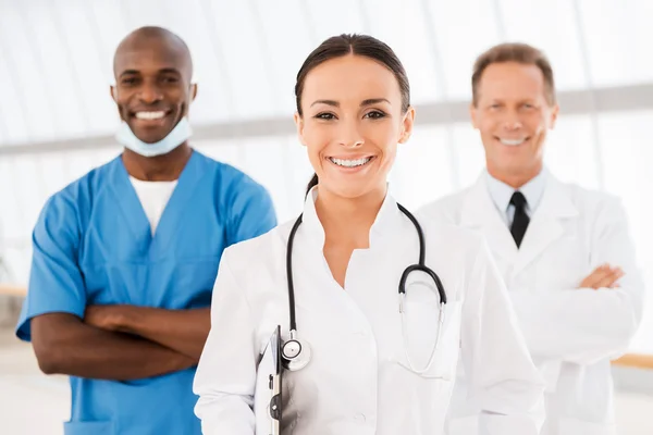 Young female doctor leading her team. — Stock Photo, Image