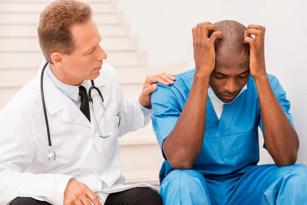 Doctor consoling his colleague. — Stock Photo, Image