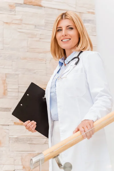 Confident and experienced female doctor. — Stock Photo, Image