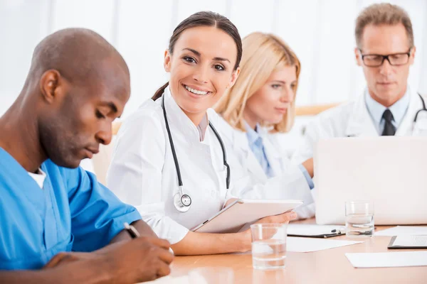 Doctor at the meeting. — Stock Photo, Image