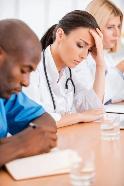 Deprimida médico feminino . — Fotografia de Stock