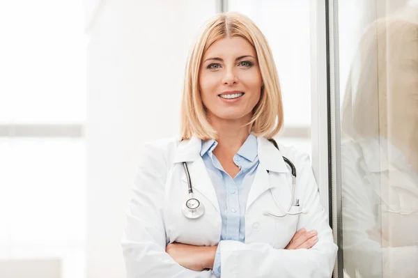 Esperto medico femminile — Foto Stock