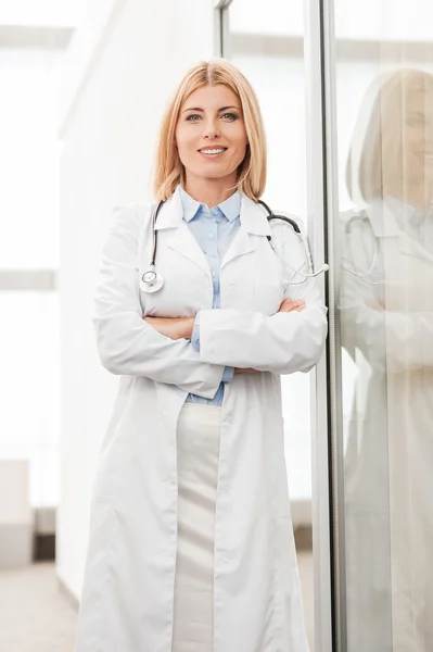 Fiducioso medico femminile — Foto Stock