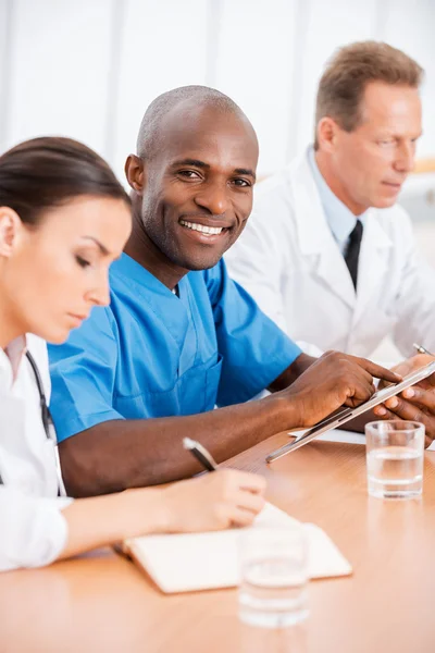 Médico africano con sus colegas —  Fotos de Stock