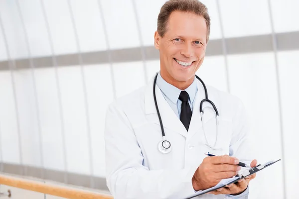 Confident mature doctor Royalty Free Stock Images