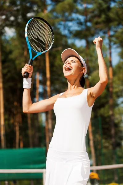 Mujer sosteniendo raqueta de tenis y gestos —  Fotos de Stock