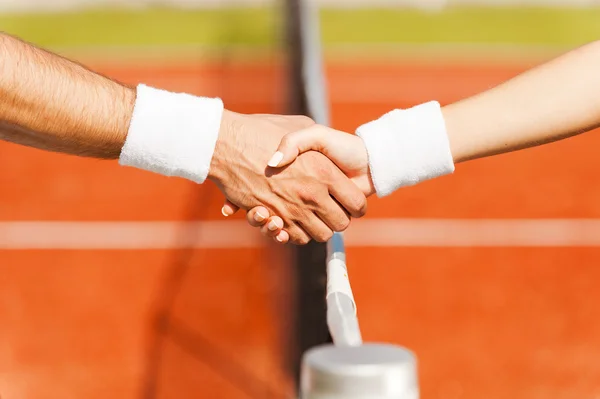 Stringere la mano dopo una buona partita — Foto Stock