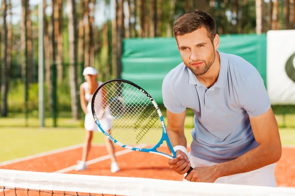 Koncentratu mężczyzna przytrzymanie rakieta tenisowa — Zdjęcie stockowe