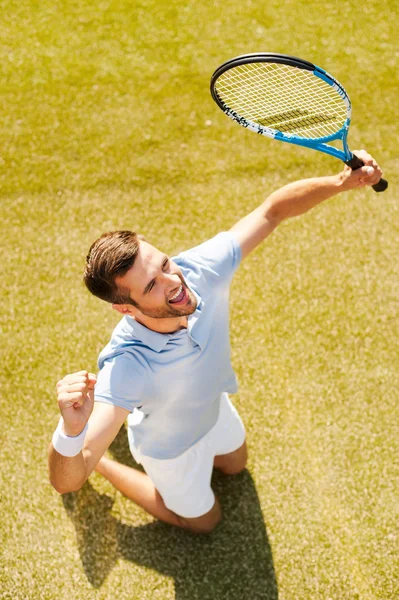 Hombre sosteniendo raqueta de tenis y gestos —  Fotos de Stock