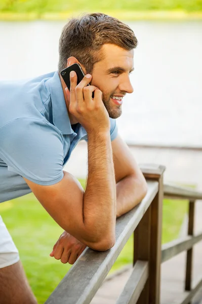 Mladý muž mluví na mobilním telefonu — Stock fotografie