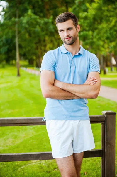 Glimlachende man houdt armen gekruist — Stockfoto