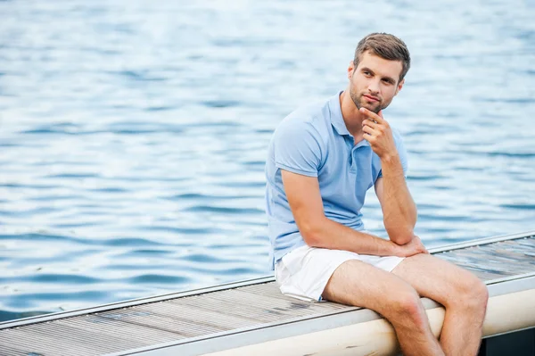 Nachdenklicher Mann mit der Hand am Kinn — Stockfoto