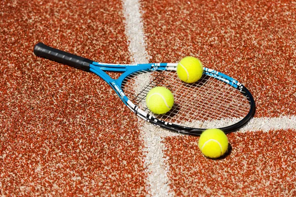 Tennisschläger und Tennisbälle — Stockfoto