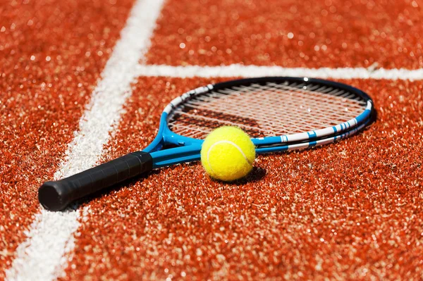 Raqueta de tenis y pelota de tenis —  Fotos de Stock