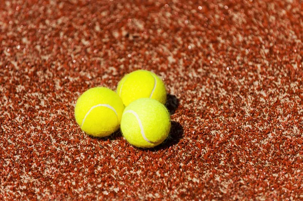 Pelotas de tenis en pista —  Fotos de Stock