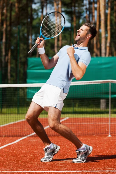 Joven sosteniendo raqueta de tenis y gestos — Foto de Stock