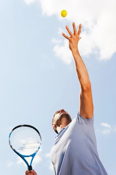 Tennis player serving ball — Stock Photo, Image