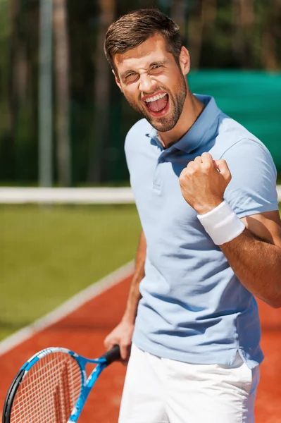Młody człowiek, wskazując na korcie tenisowym — Zdjęcie stockowe