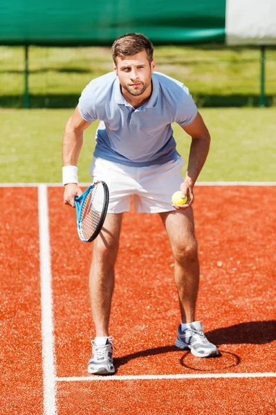 Tenis raketi holding ve arayan adam konsantre — Stok fotoğraf