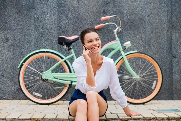 Frau telefoniert mit Handy — Stockfoto