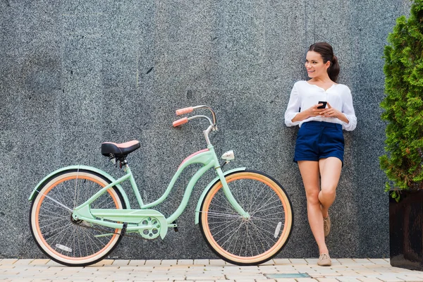 Junge Frau in der Nähe von Fahrrad — ストック写真