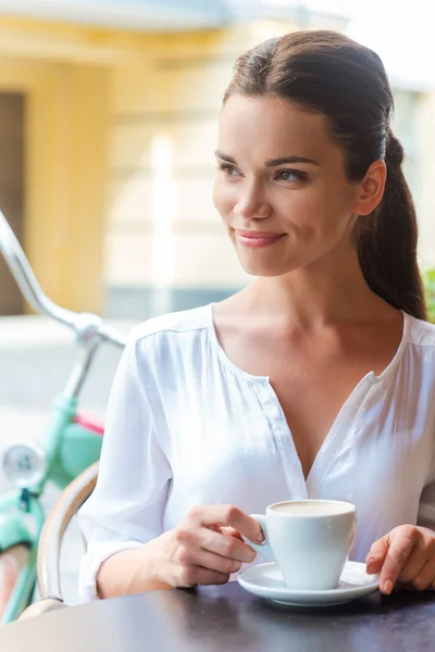 Oung mulher bebendo café — Fotografia de Stock