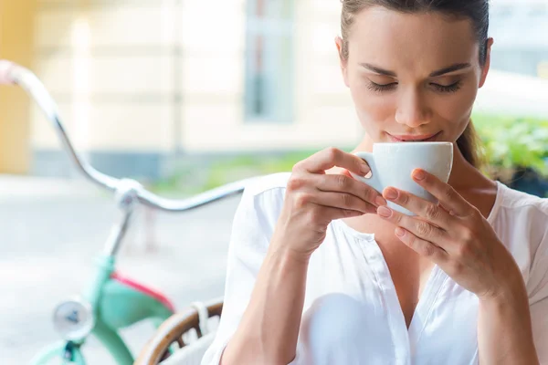 Attraktiv kvinna dricker kaffe — Stockfoto