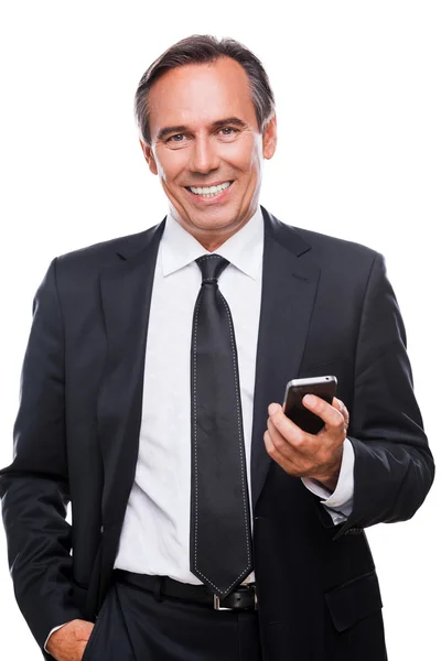 Uomo d'affari fiducioso in possesso di telefono cellulare — Foto Stock