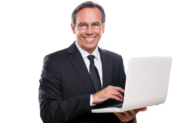 Volwassen zakenman werkende laptop — Stockfoto