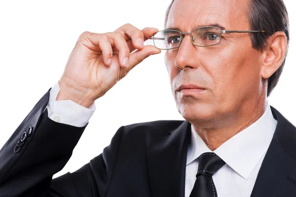 Pensativo homem de negócios maduro ajustando óculos — Fotografia de Stock