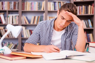 araştırma yapma genç adam