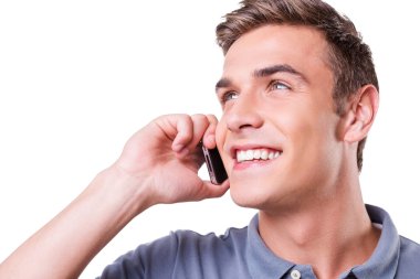 Genç adam cep telefonuyla konuşuyor.