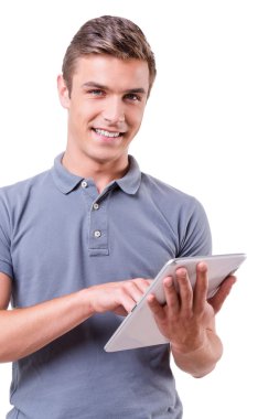 Dijital tablet üzerinde çalışan yakışıklı genç