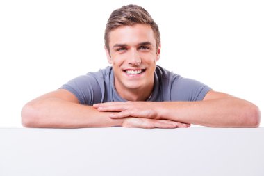 kopya alanı eğilerek yakışıklı genç