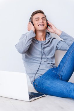 müzik dinlerken kulaklık genç adam