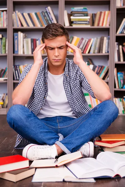 Gefrustreerd jonge man zijn hoofd aan te raken — Stockfoto