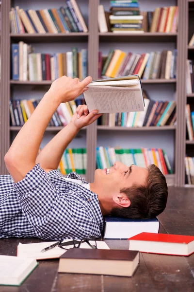 Jovem feliz lendo livro — Fotografia de Stock