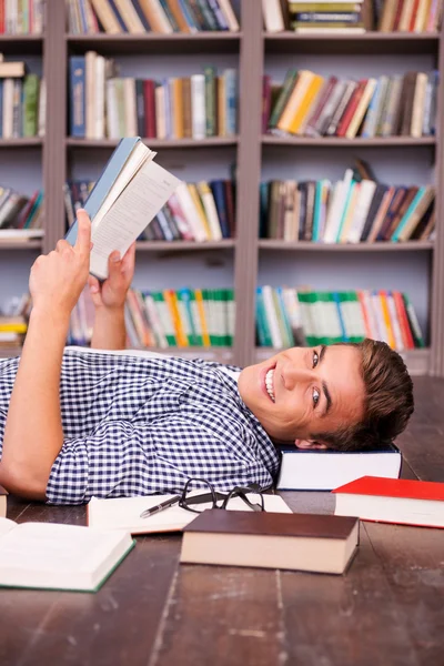 Jovem feliz lendo livro — Fotografia de Stock