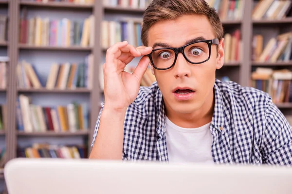 Joven sorprendido mirando el ordenador portátil —  Fotos de Stock