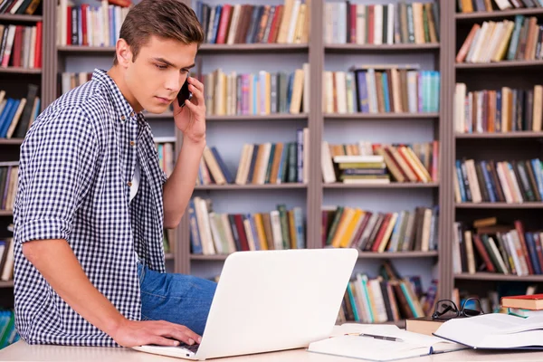 Jovem confiante trabalhando no laptop — Fotografia de Stock